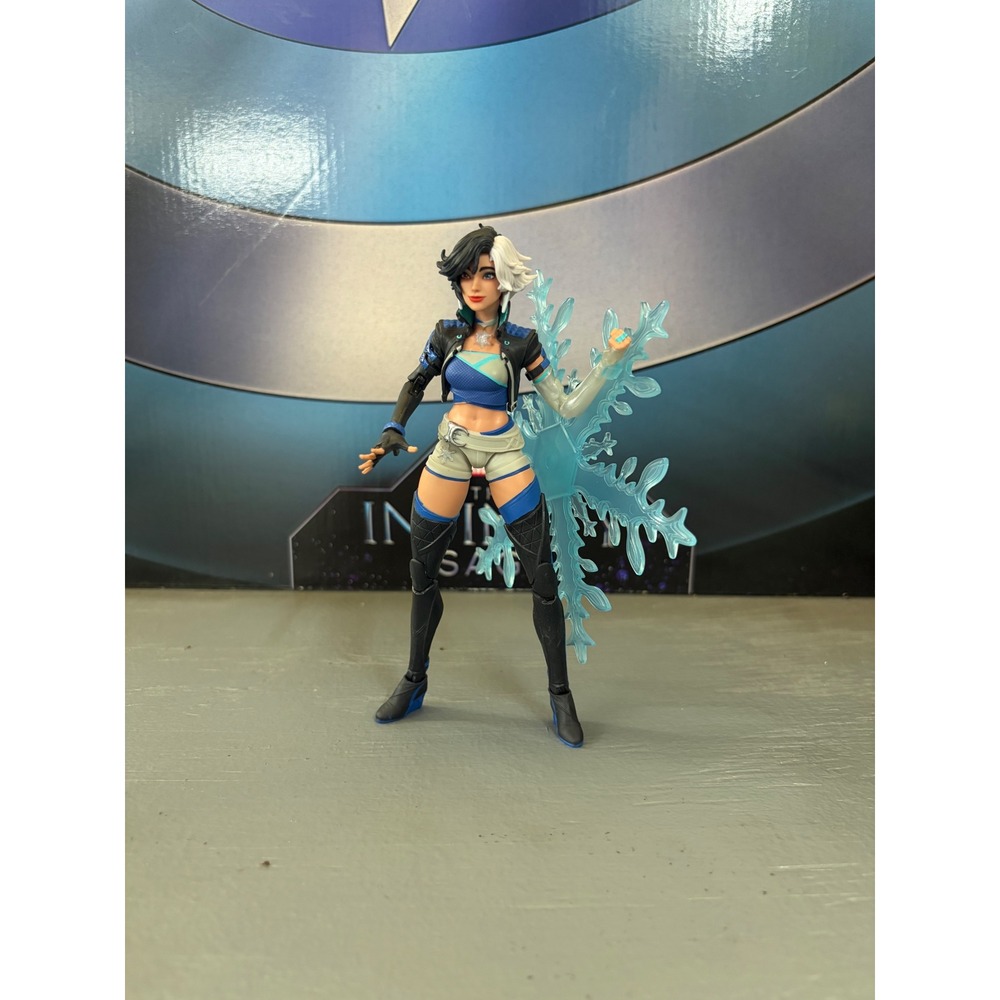 Marvel Legends - Luna Snow (Rivals) - Picture 2 of 9